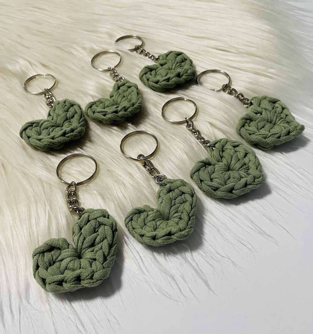 Breloc inimioară croșetată  culoare verde salvie - genți și portofele - accesorii genți - breloc - Artynos.ro