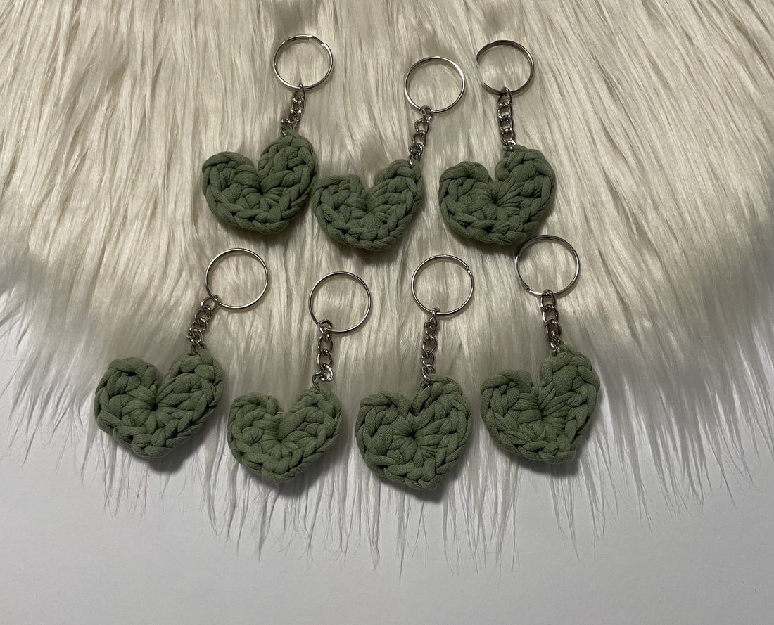 Breloc inimioară croșetată  culoare verde salvie - genți și portofele - accesorii genți - breloc - Artynos.ro