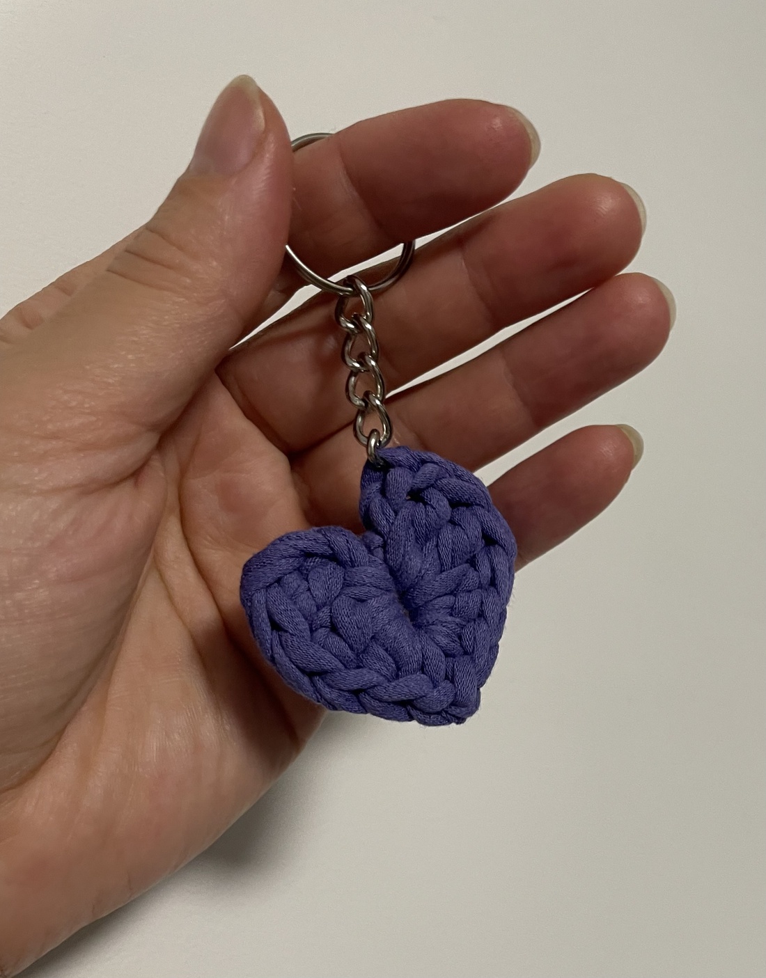 Breloc inimioară croșetată � culoare mov - genți și portofele - accesorii genți - breloc - Artynos.ro