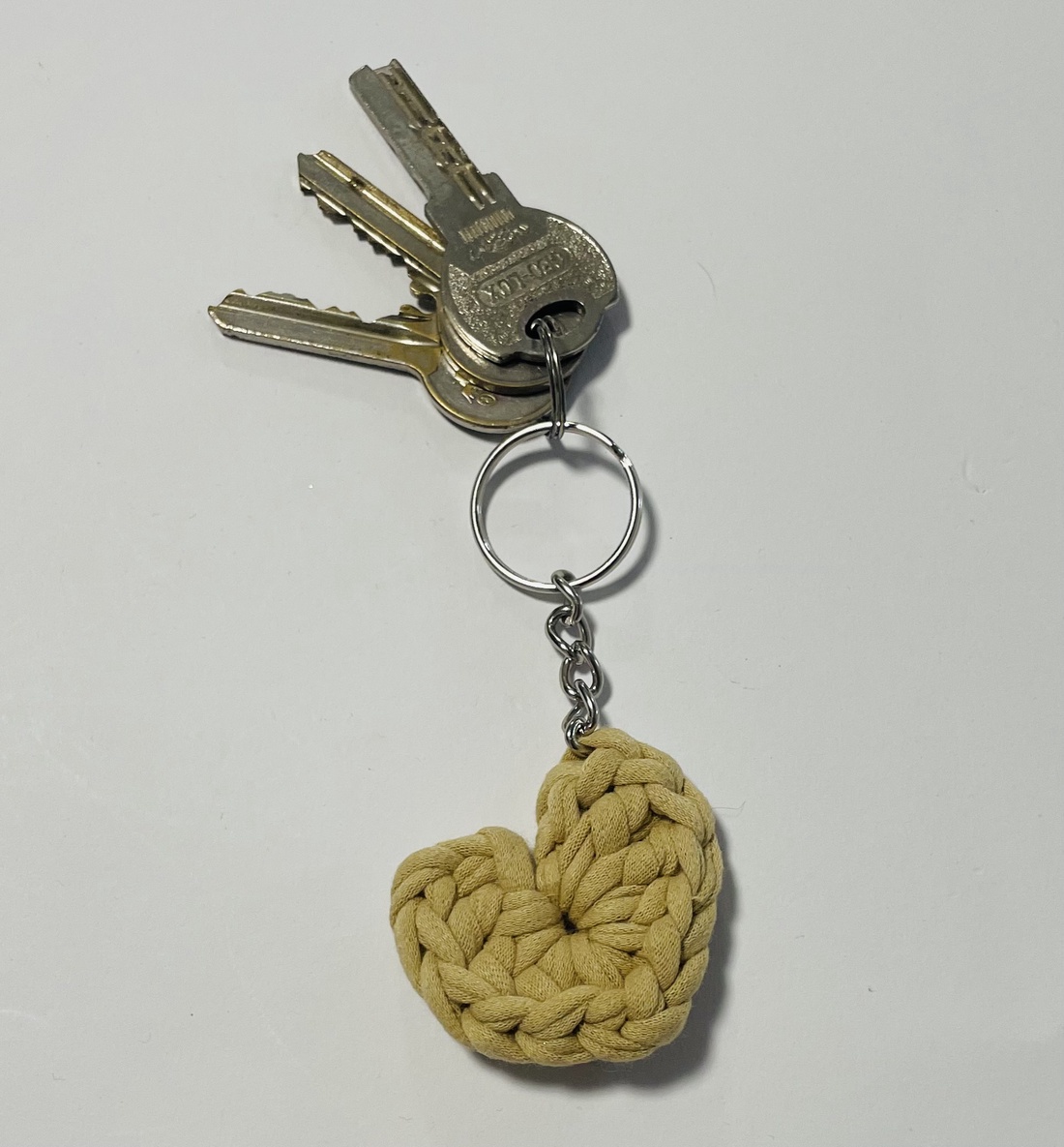 Breloc inimioară croșetată � culoare bej - genți și portofele - accesorii genți - breloc - Artynos.ro