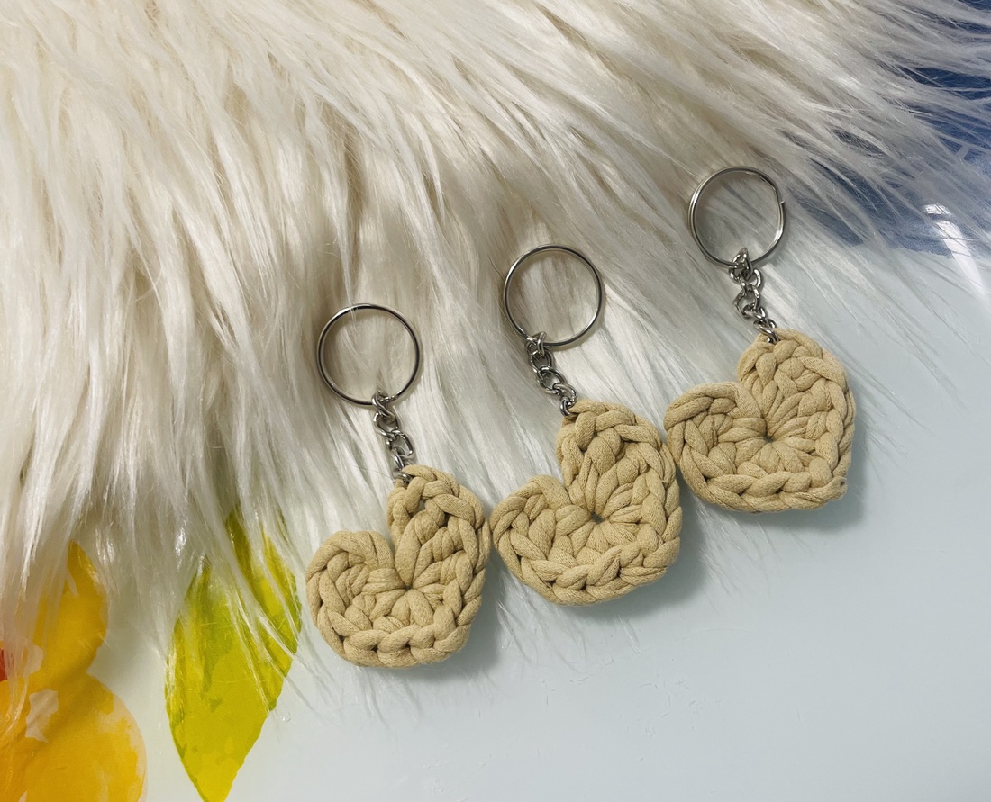 Breloc inimioară croșetată � culoare bej - genți și portofele - accesorii genți - breloc - Artynos.ro