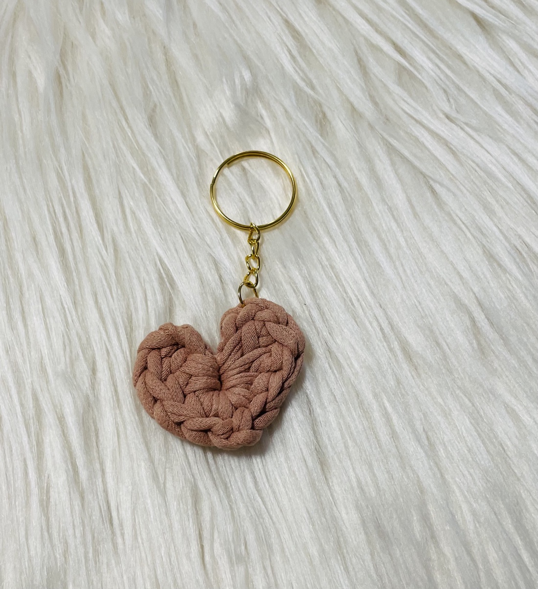 Breloc inimioară croșetată  culoare teracotă cu accesoriu auriu - genți și portofele - accesorii genți - breloc - Artynos.ro