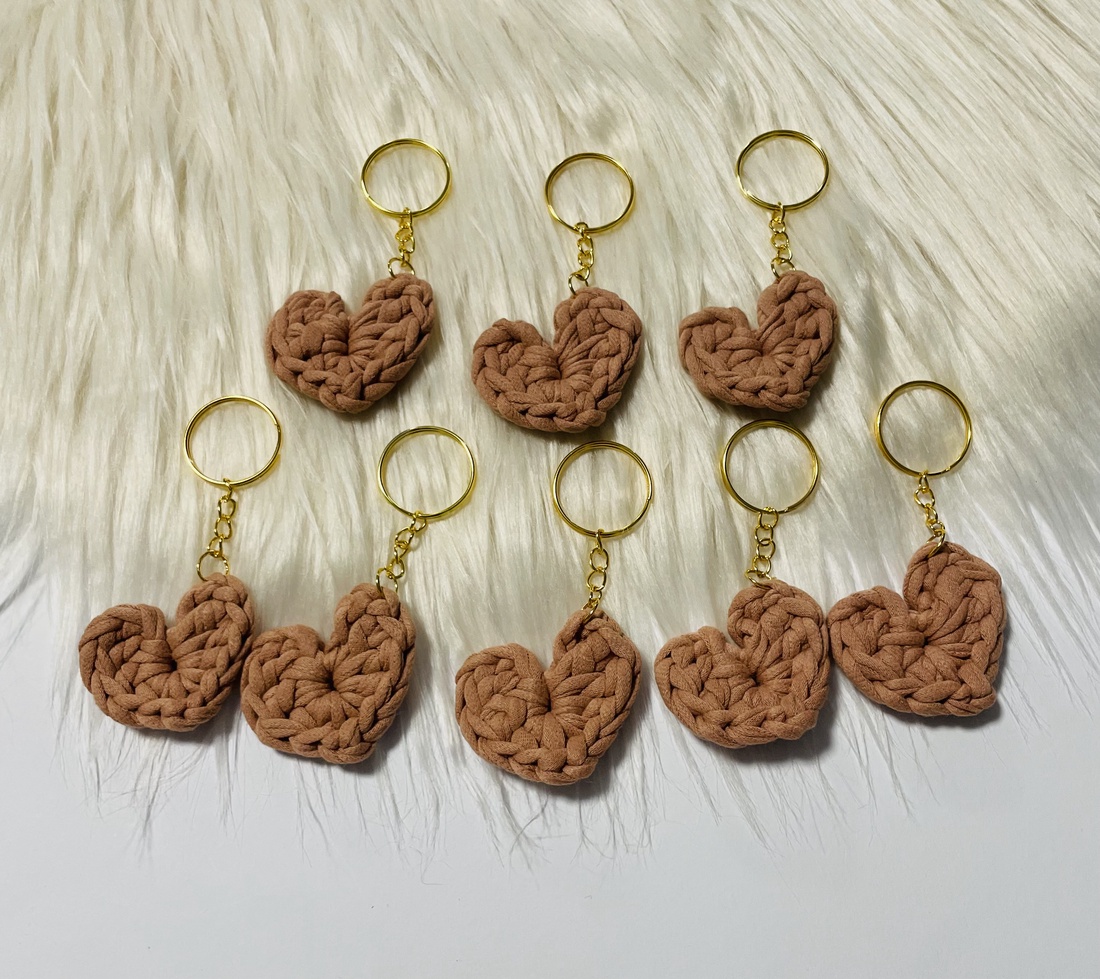 Breloc inimioară croșetată  culoare teracotă cu accesoriu auriu - genți și portofele - accesorii genți - breloc - Artynos.ro