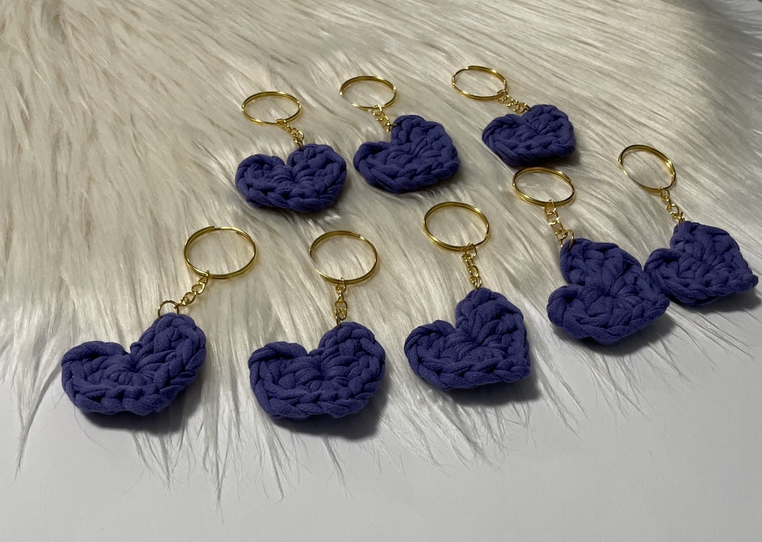 Breloc inimioară croșetată  culoare mov cu accesoriu auriu - genți și portofele - accesorii genți - breloc - Artynos.ro