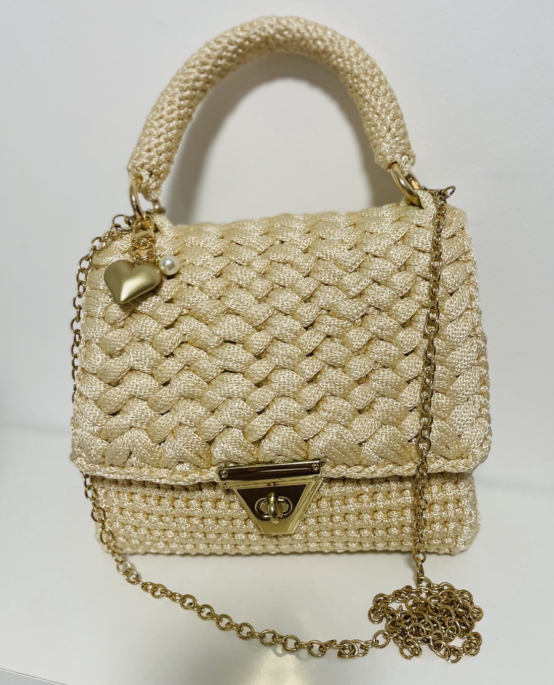    Breloc Inimă Aurie  Accesoriu Elegant pentru Poșete Croșetate  - genți și portofele - accesorii genți - breloc - Artynos.ro