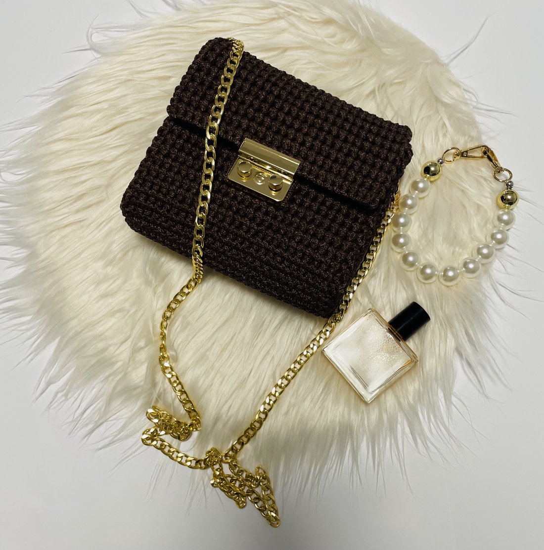 Poșetă croșetată elegantă  maro cu accesorii aurii - genți și portofele - genți de mână și umăr - geantă crossbody - Artynos.ro