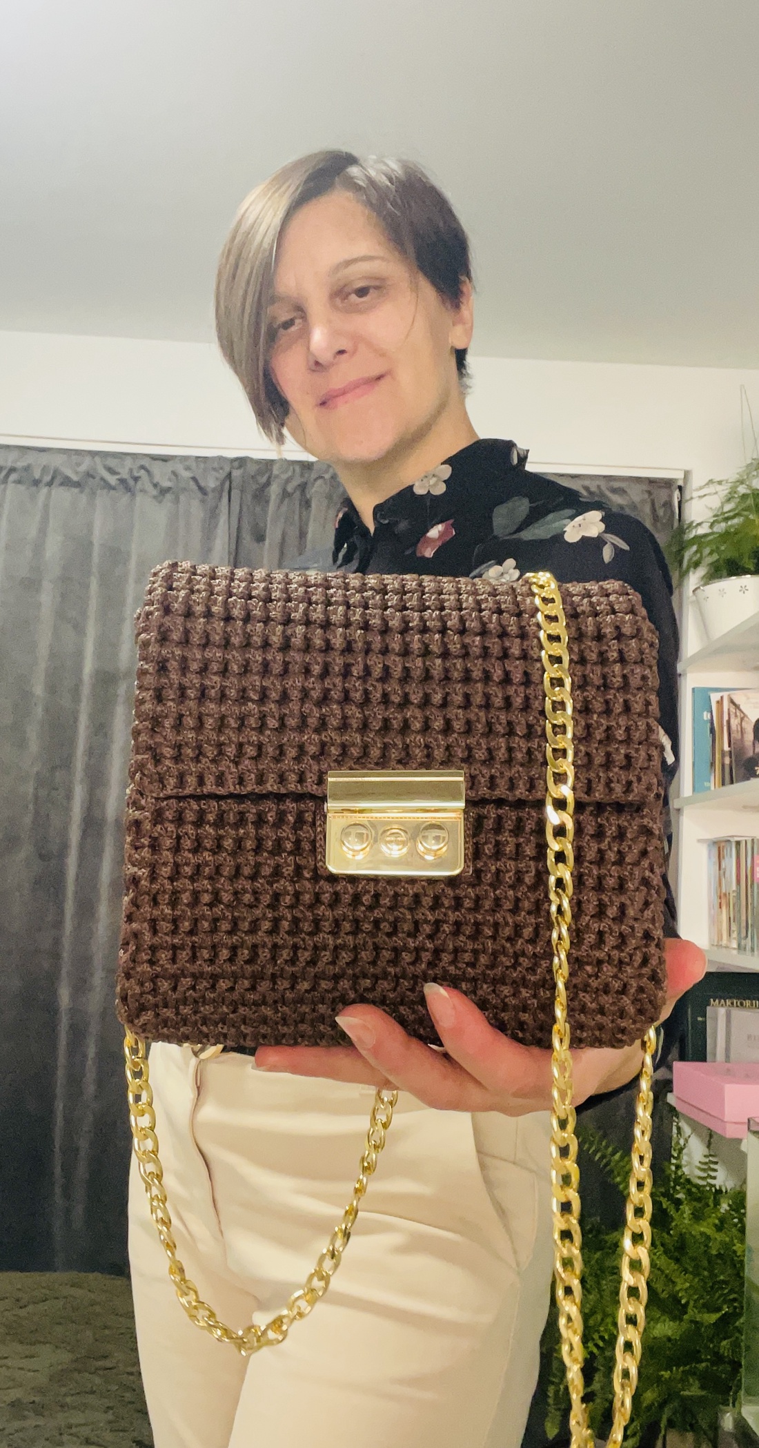 Poșetă croșetată elegantă  maro cu accesorii aurii - genți și portofele - genți de mână și umăr - geantă crossbody - Artynos.ro