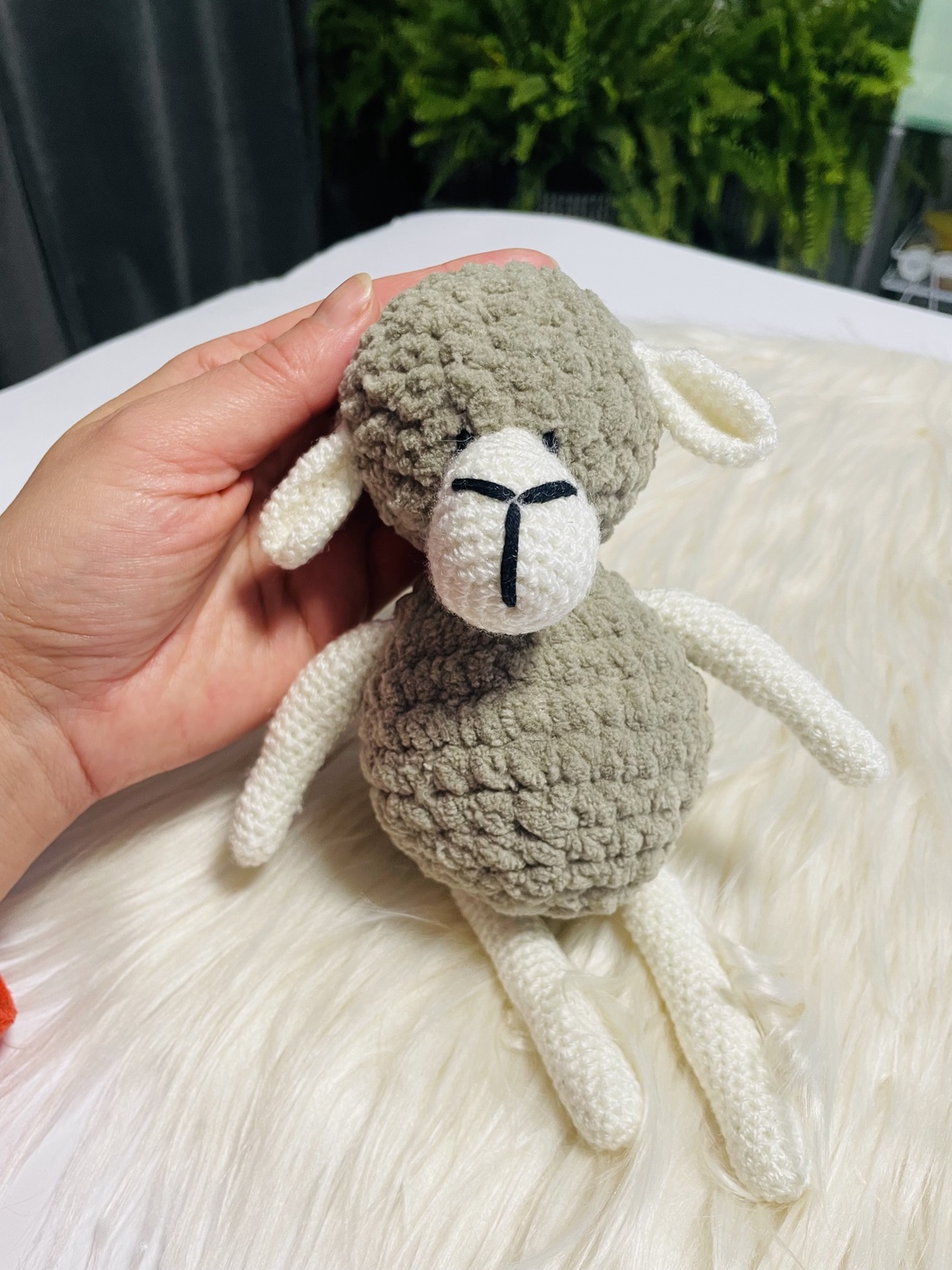 Jucărie ctoșetată oiță - jucării și echipamente pentru copii - daruri de botez - Artynos.ro