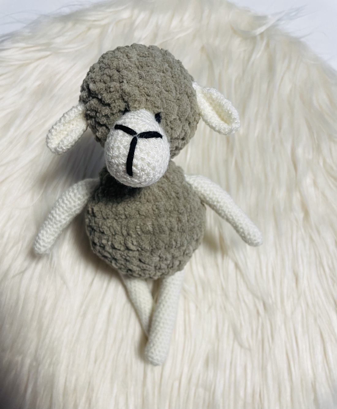 Jucărie ctoșetată oiță - jucării și echipamente pentru copii - daruri de botez - Artynos.ro