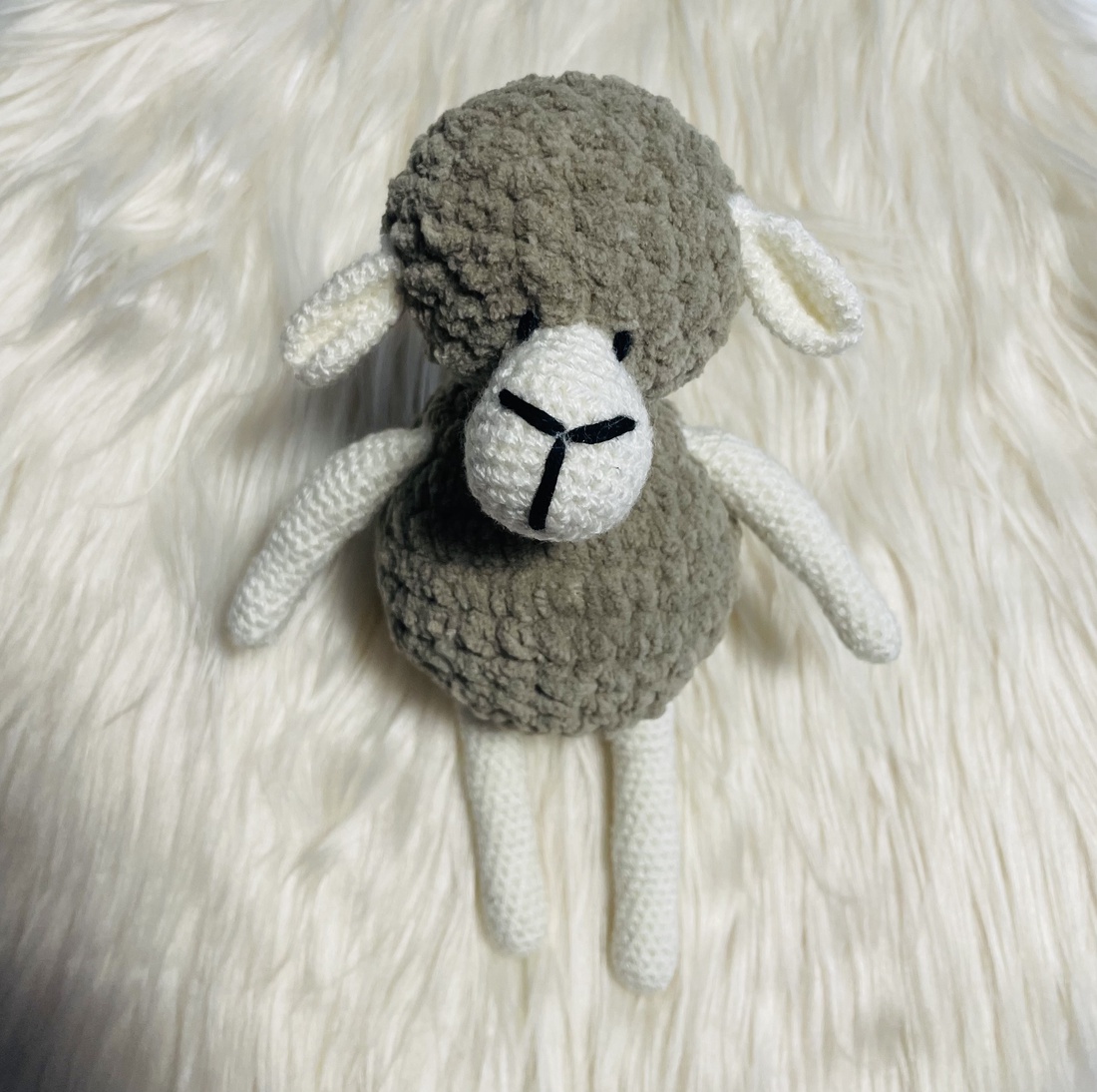 Jucărie ctoșetată oiță - jucării și echipamente pentru copii - daruri de botez - Artynos.ro