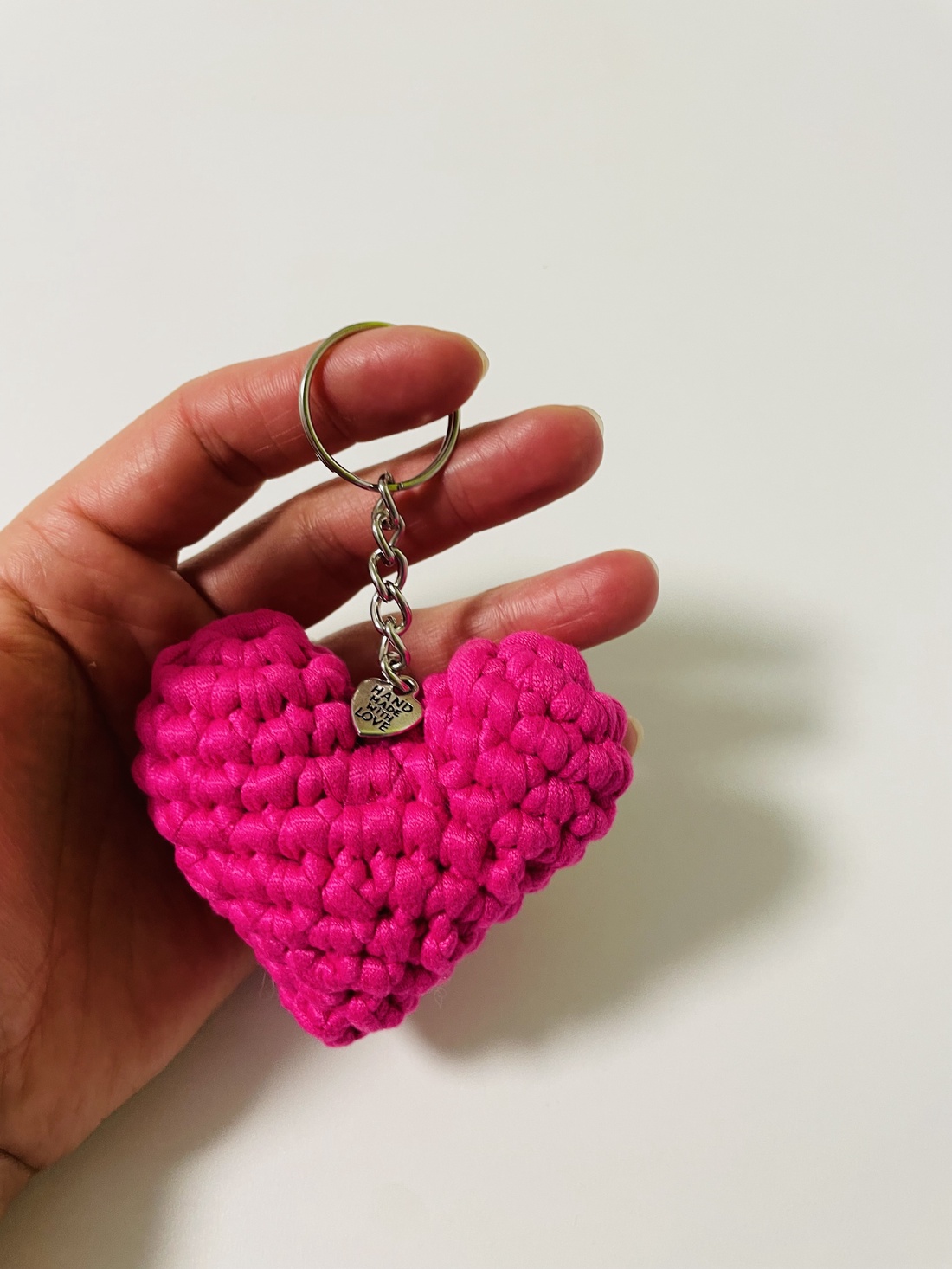 Breloc croșetat inimioară - genți și portofele - accesorii genți - breloc - Artynos.ro