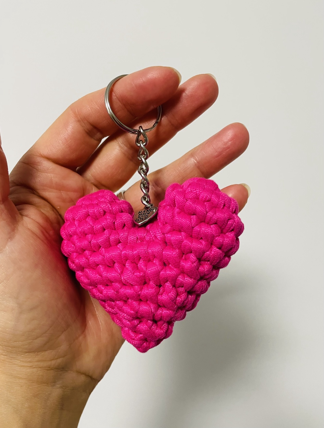 Breloc croșetat inimioară - genți și portofele - accesorii genți - breloc - Artynos.ro