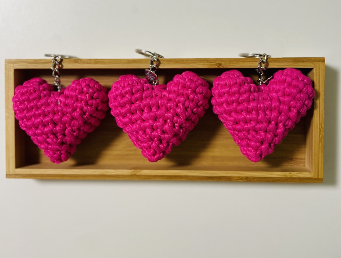 Breloc croșetat inimioară - genți și portofele - accesorii genți - breloc - Artynos.ro
