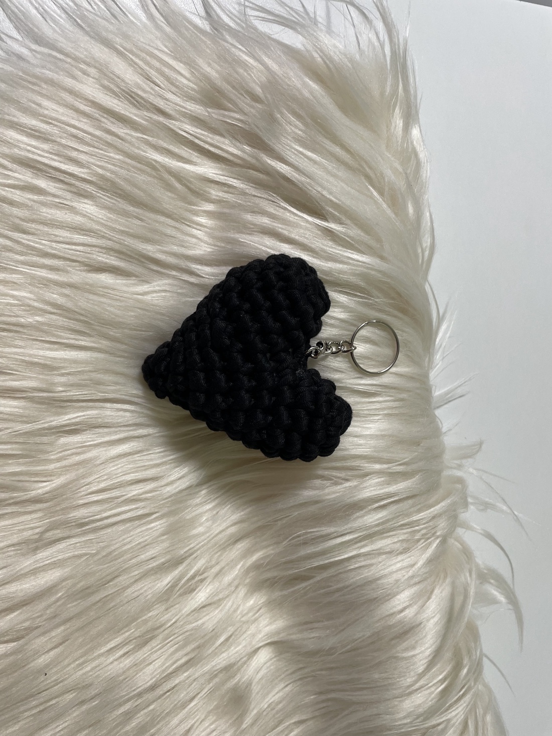 Breloc inimioara croșetat - genți și portofele - accesorii genți - breloc - Artynos.ro