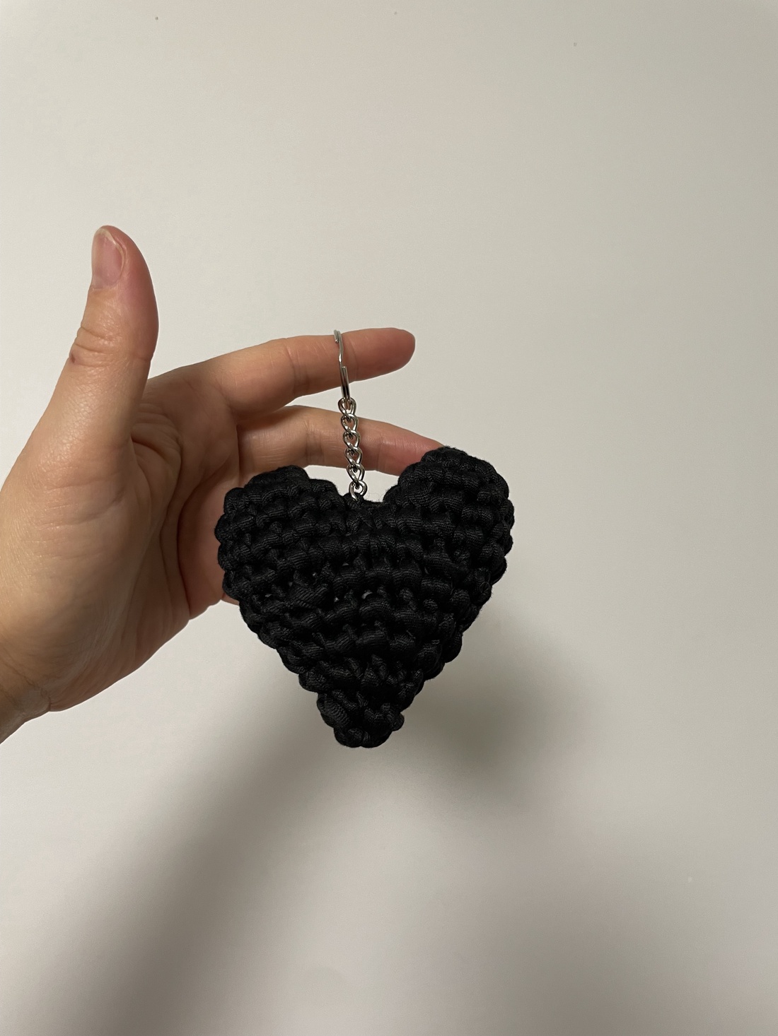 Breloc inimioara croșetat - genți și portofele - accesorii genți - breloc - Artynos.ro