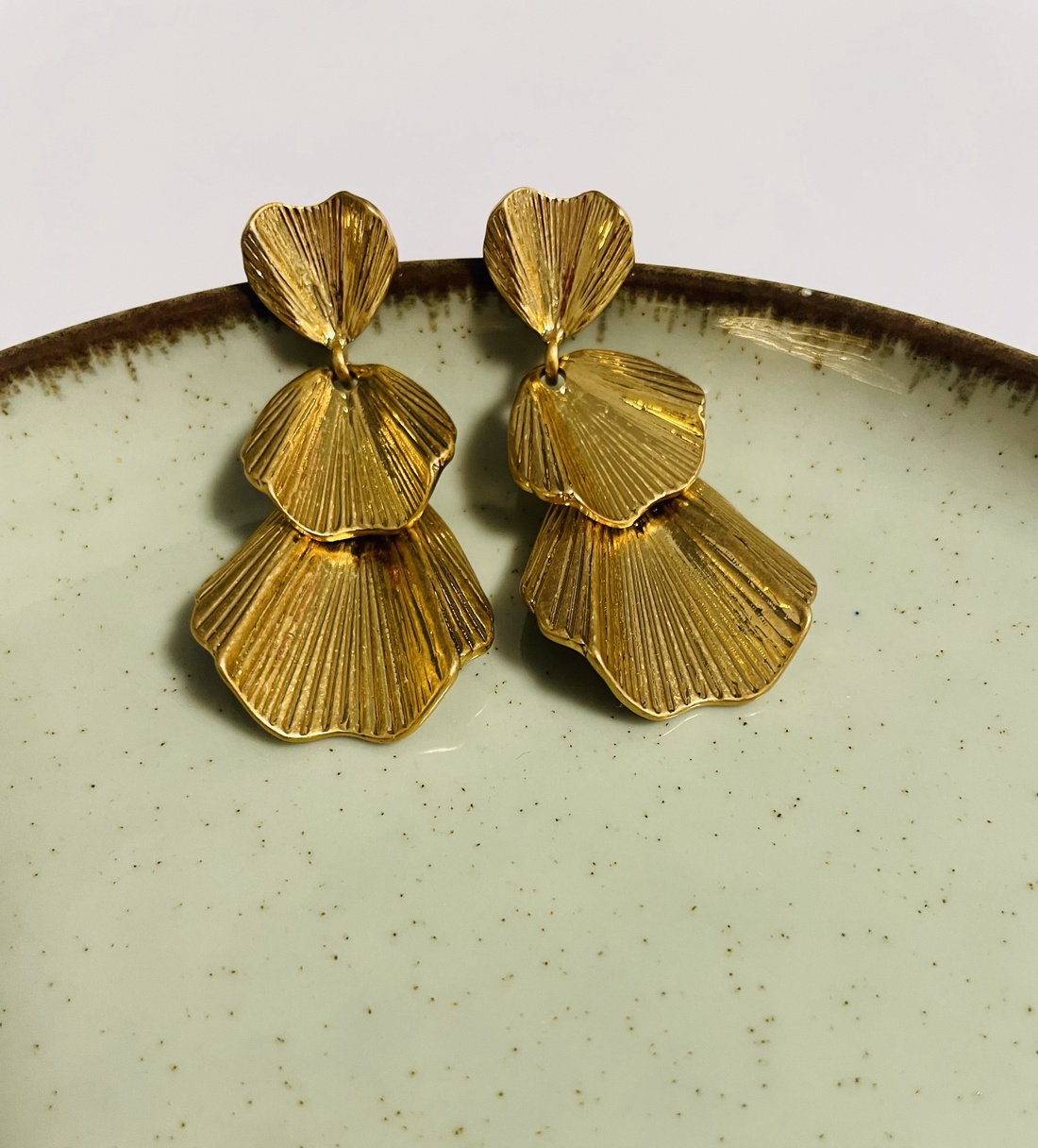 Cercei lungi cu frunzulițe ondulate aurii - accesorii nuntă - bijuterii mireasă - cercei mireasă - Artynos.ro