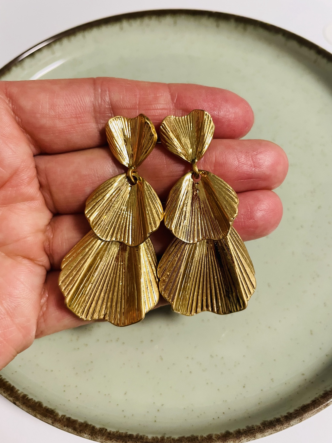 Cercei lungi cu frunzulițe ondulate aurii - accesorii nuntă - bijuterii mireasă - cercei mireasă - Artynos.ro