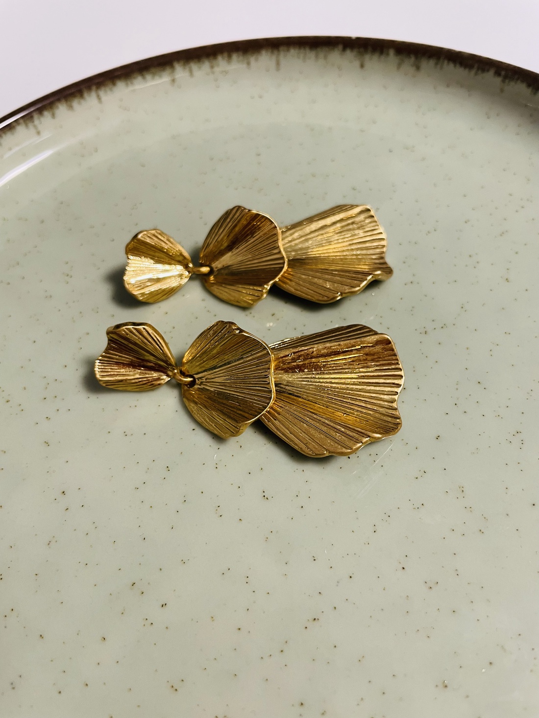 Cercei lungi cu frunzulițe ondulate aurii - accesorii nuntă - bijuterii mireasă - cercei mireasă - Artynos.ro