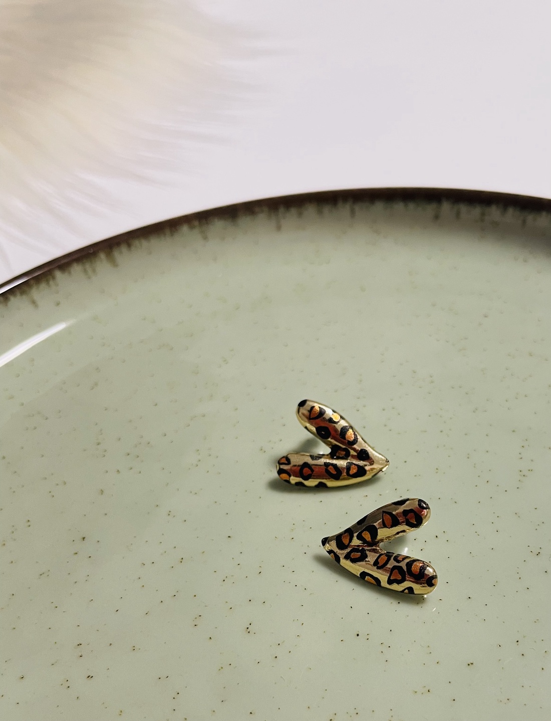 Cercei inimioară animal print auriu � stil îndrăzneț și modern  - accesorii nuntă - bijuterii mireasă - cercei mireasă - Artynos.ro