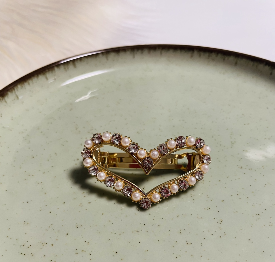 Agrafă elegantă pentru păr � Inimă cu pietre strălucitoare și mărgele - îmbrăcăminte și modă - accesorii păr - bandă de păr și agrafe păr - Artynos.ro