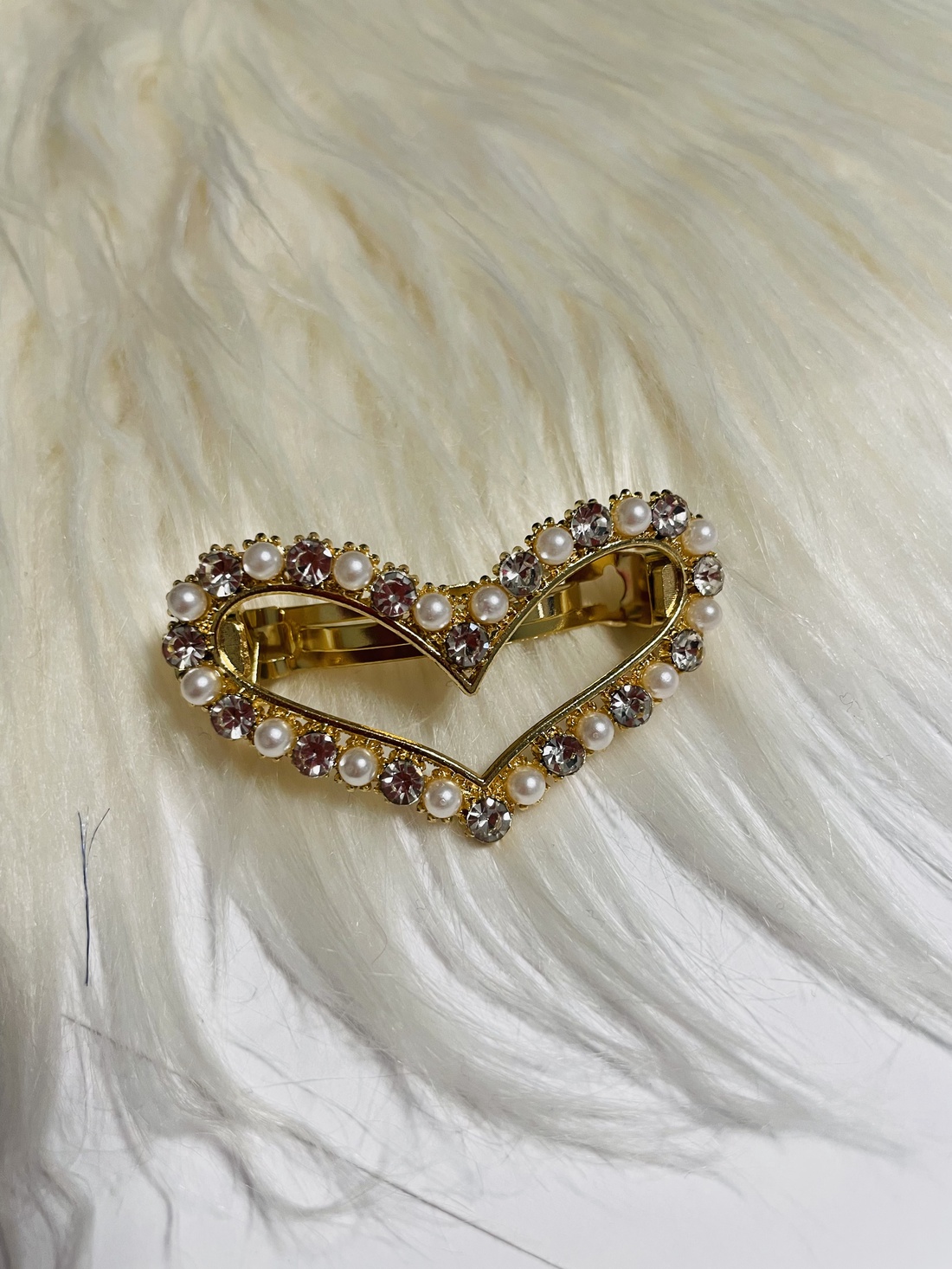 Agrafă elegantă pentru păr � Inimă cu pietre strălucitoare și mărgele - îmbrăcăminte și modă - accesorii păr - bandă de păr și agrafe păr - Artynos.ro