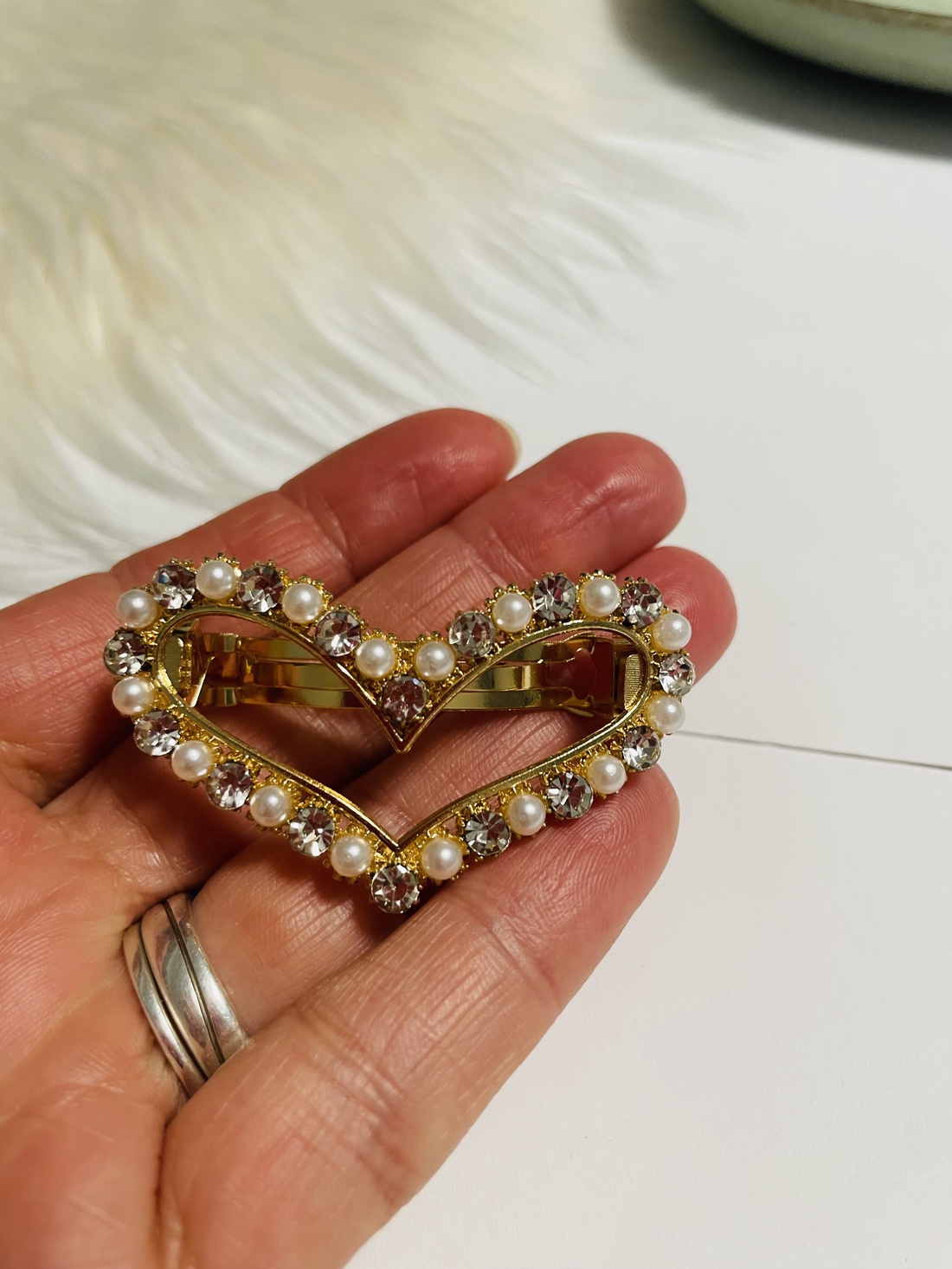 Agrafă elegantă pentru păr � Inimă cu pietre strălucitoare și mărgele - îmbrăcăminte și modă - accesorii păr - bandă de păr și agrafe păr - Artynos.ro