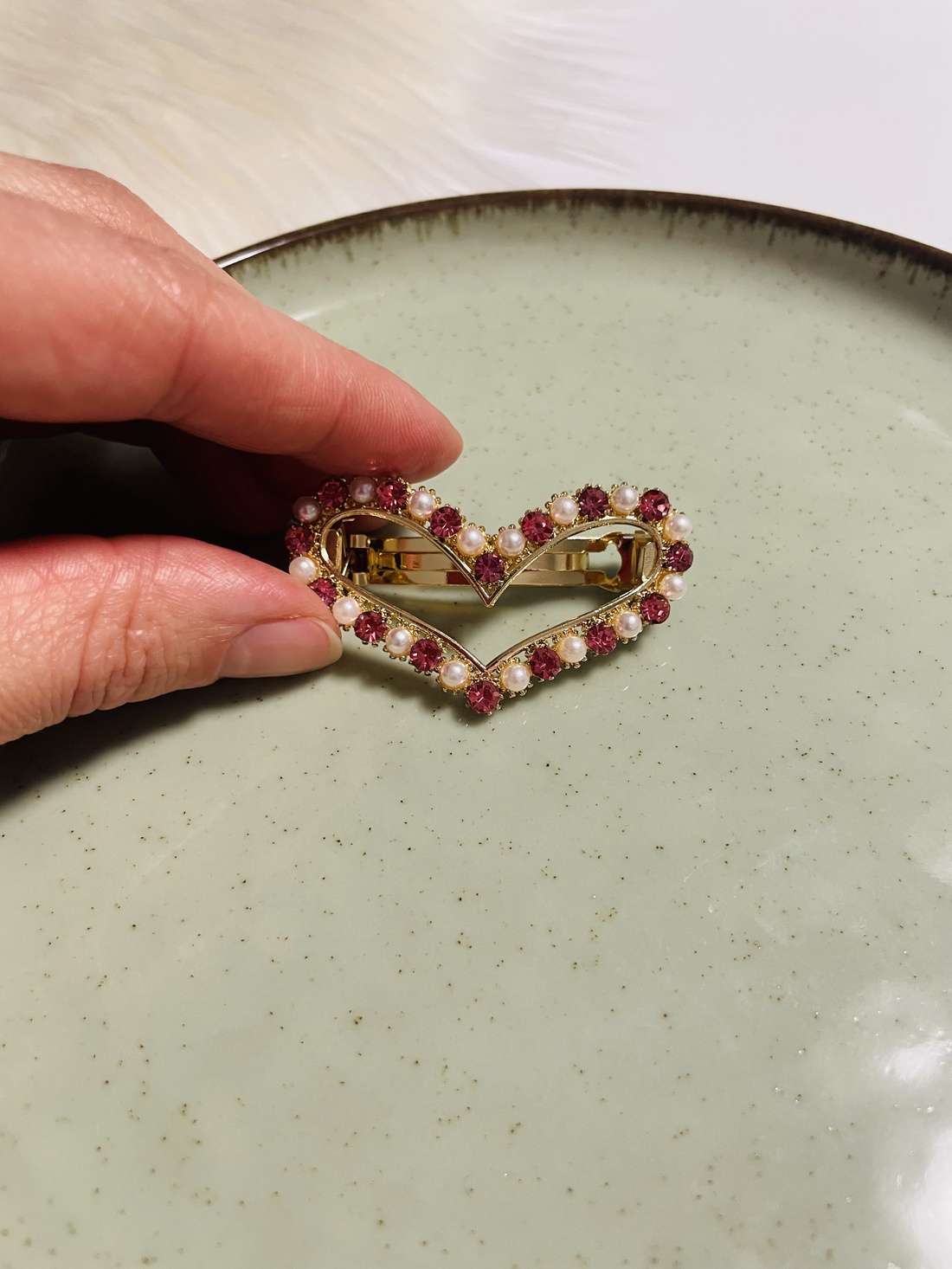 Agrafă elegantă pentru păr � Inimă cu pietre strălucitoare și mărgele - îmbrăcăminte și modă - accesorii păr - bandă de păr și agrafe păr - Artynos.ro