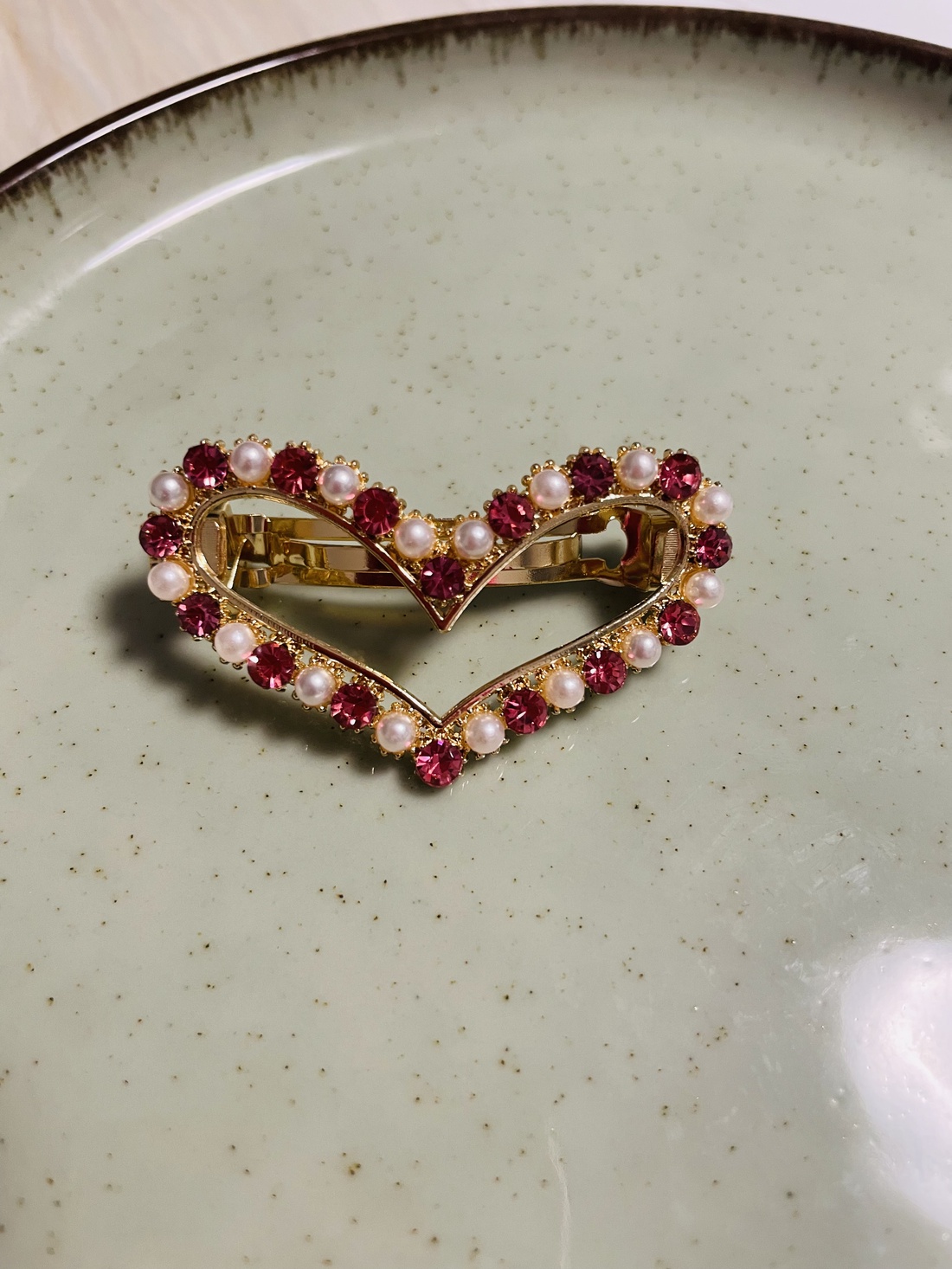 Agrafă elegantă pentru păr � Inimă cu pietre strălucitoare și mărgele - îmbrăcăminte și modă - accesorii păr - bandă de păr și agrafe păr - Artynos.ro