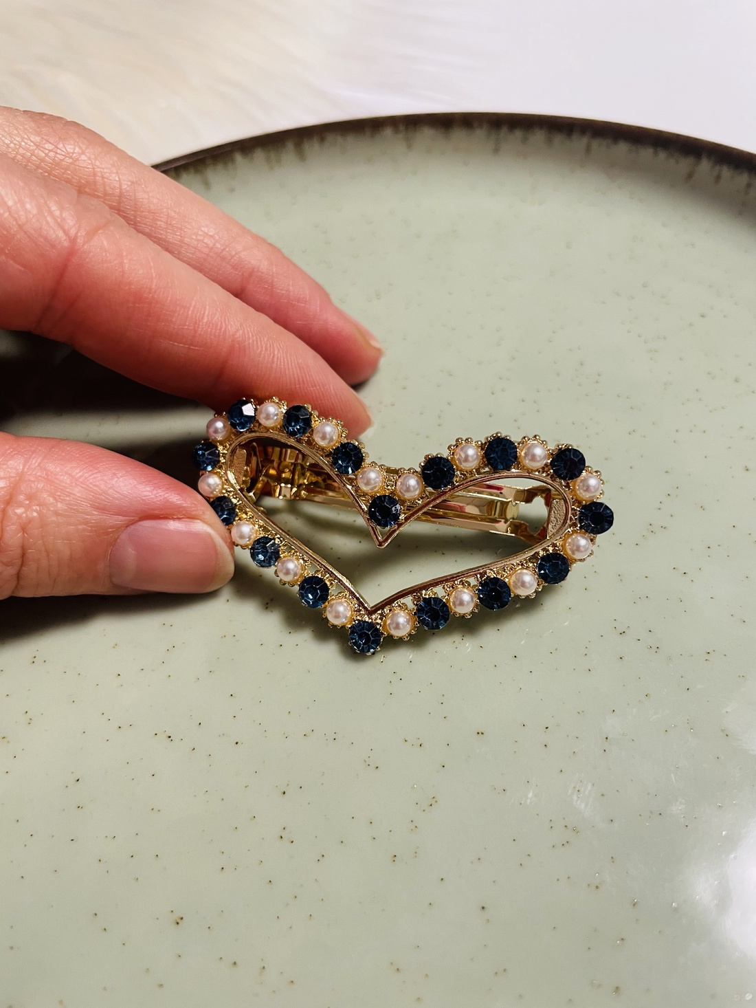 Agrafă elegantă pentru păr � Inimă cu pietre strălucitoare și mărgele - îmbrăcăminte și modă - accesorii păr - bandă de păr și agrafe păr - Artynos.ro
