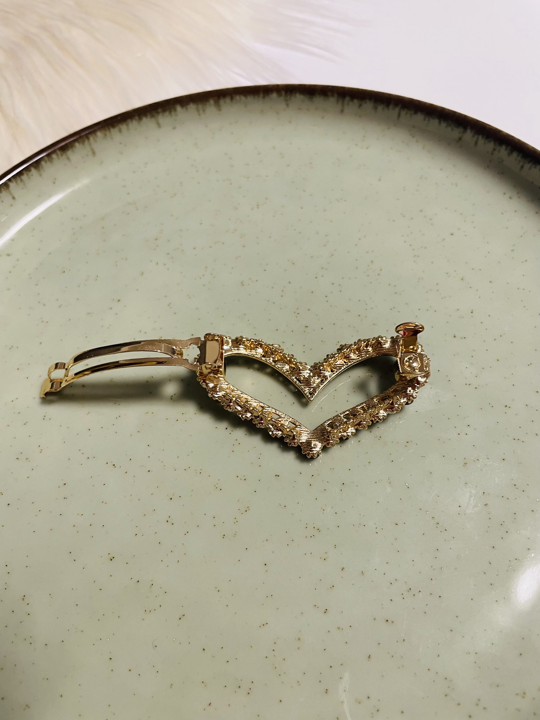 Agrafă elegantă pentru păr � Inimă cu pietre strălucitoare și mărgele - îmbrăcăminte și modă - accesorii păr - bandă de păr și agrafe păr - Artynos.ro