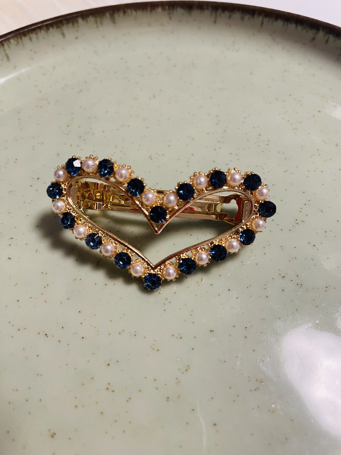 Agrafă elegantă pentru păr � Inimă cu pietre strălucitoare și mărgele - îmbrăcăminte și modă - accesorii păr - bandă de păr și agrafe păr - Artynos.ro