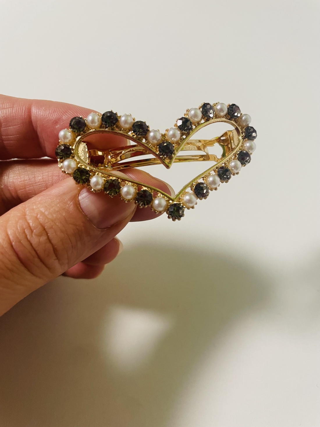 Agrafă elegantă pentru păr � Inimă cu pietre strălucitoare și mărgele - îmbrăcăminte și modă - accesorii păr - bandă de păr și agrafe păr - Artynos.ro