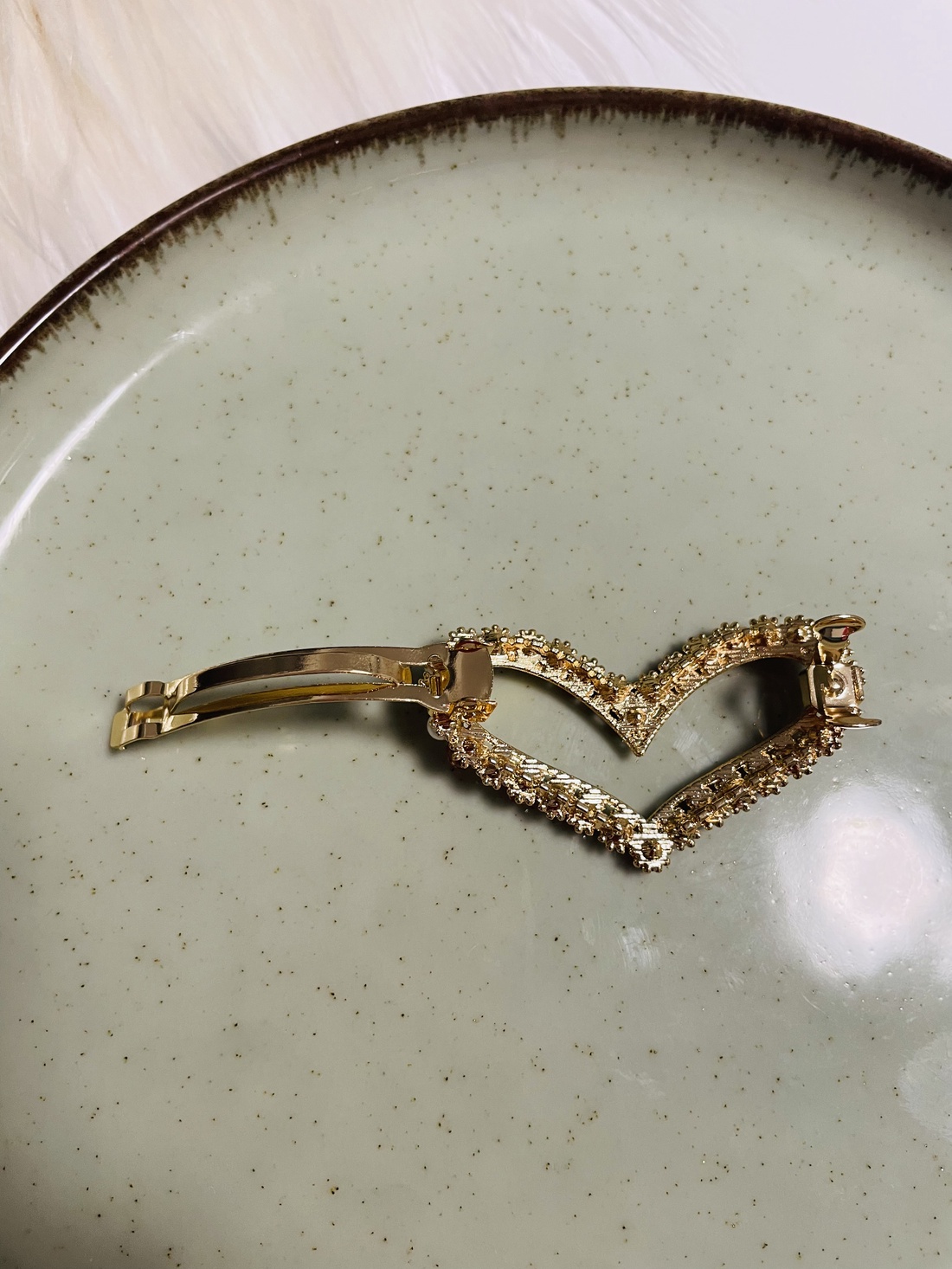 Agrafă elegantă pentru păr � Inimă cu pietre strălucitoare și mărgele - îmbrăcăminte și modă - accesorii păr - bandă de păr și agrafe păr - Artynos.ro