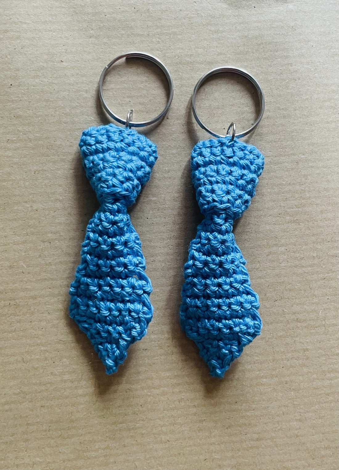 Breloc cravată - genți și portofele - accesorii genți - breloc - Artynos.ro