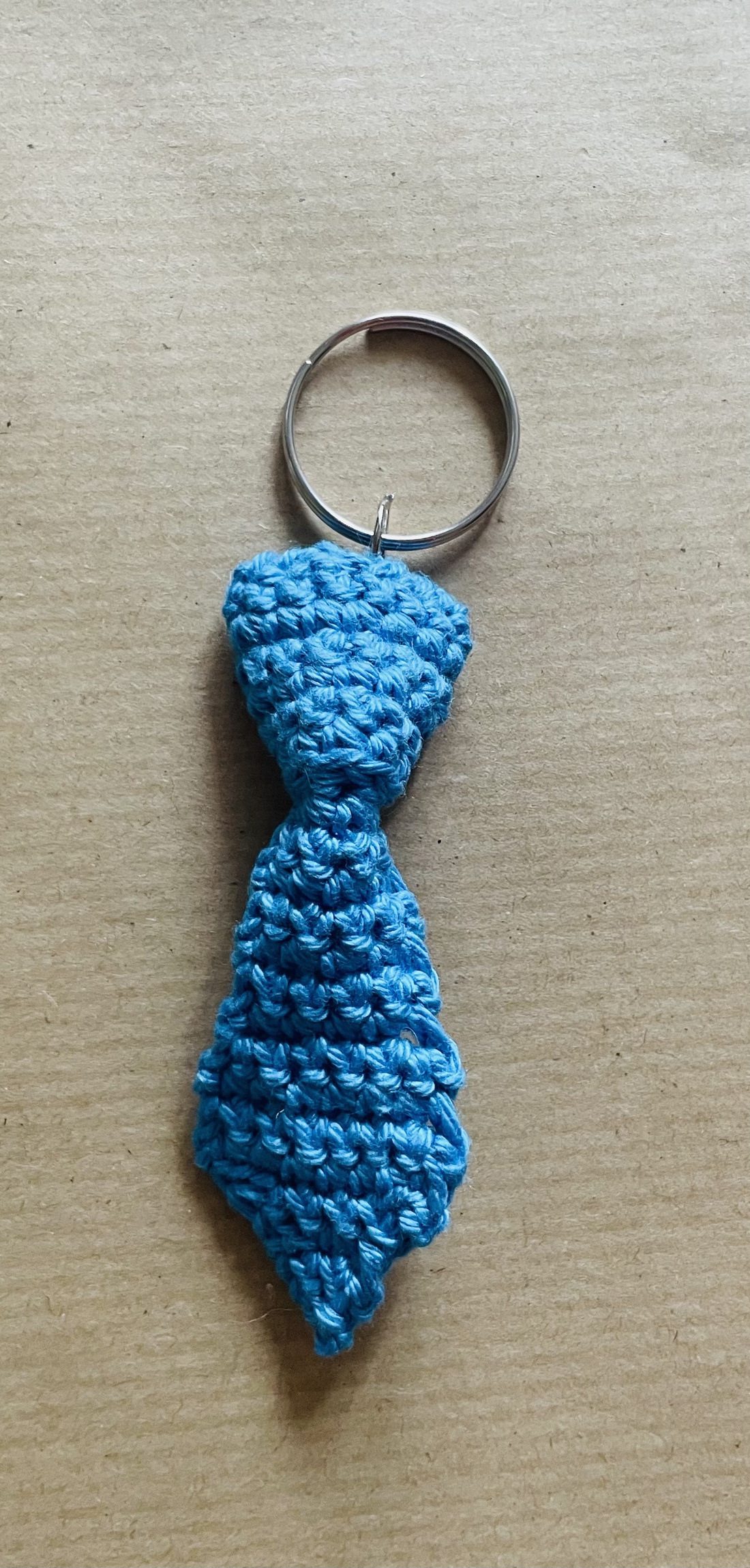 Breloc cravată - genți și portofele - accesorii genți - breloc - Artynos.ro