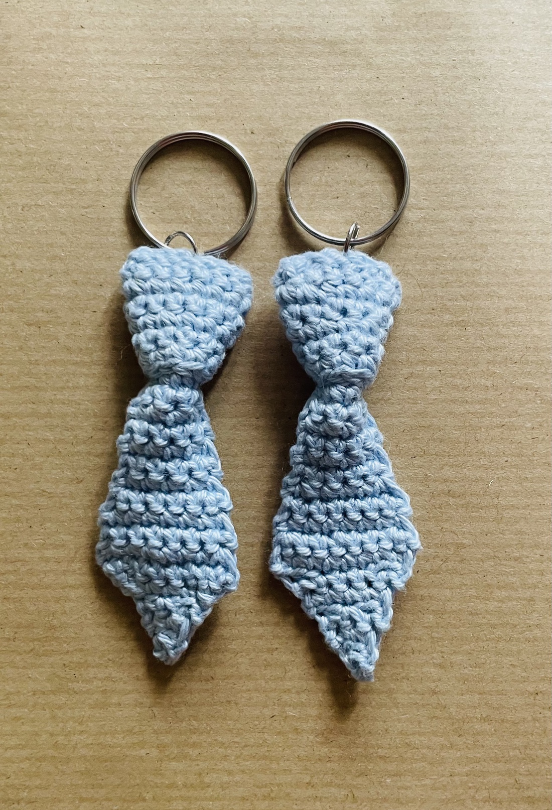 Breloc cravata - genți și portofele - accesorii genți - breloc - Artynos.ro