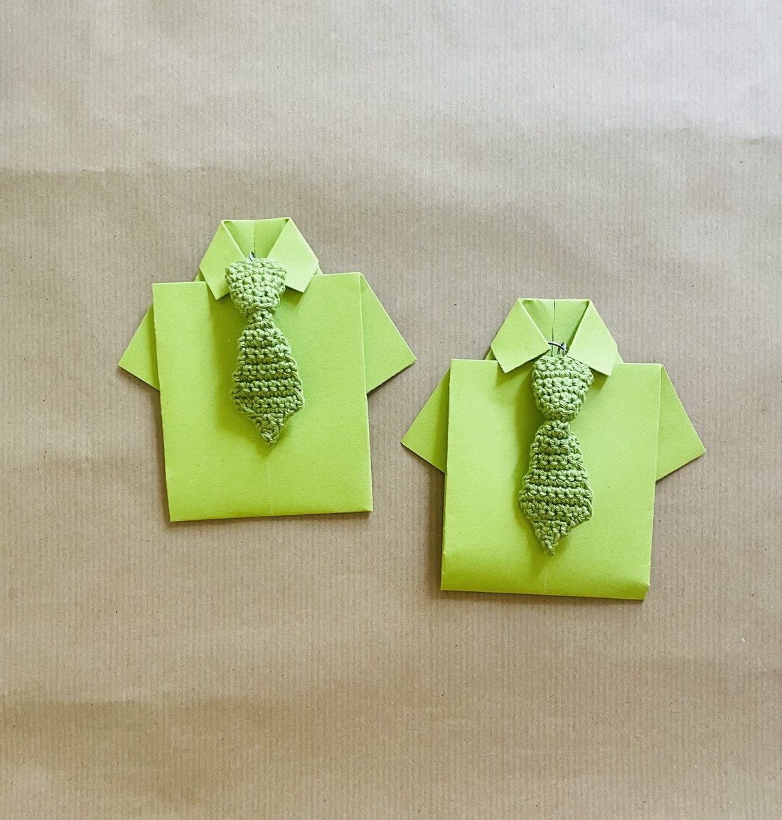 Breloc cravată - genți și portofele - accesorii genți - breloc - Artynos.ro