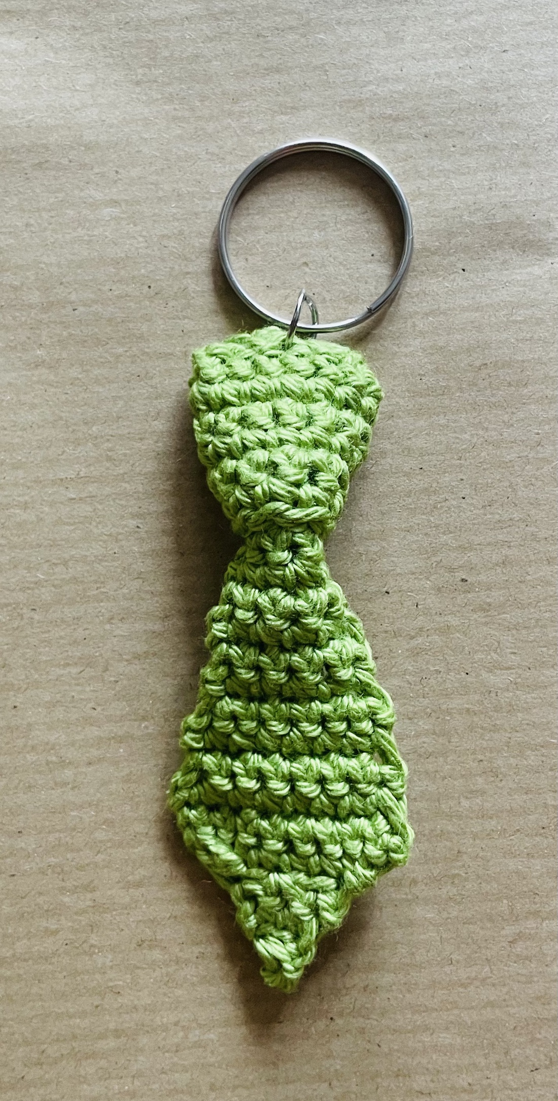 Breloc cravată - genți și portofele - accesorii genți - breloc - Artynos.ro