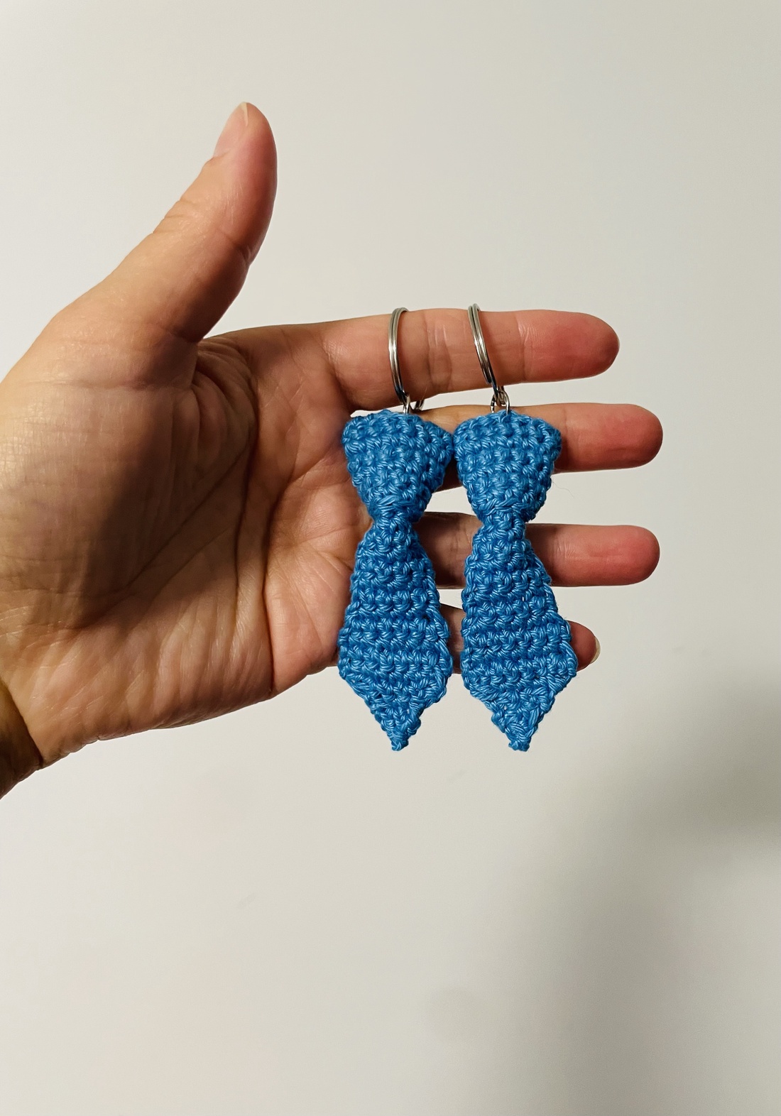 Breloc cravată - genți și portofele - accesorii genți - breloc - Artynos.ro
