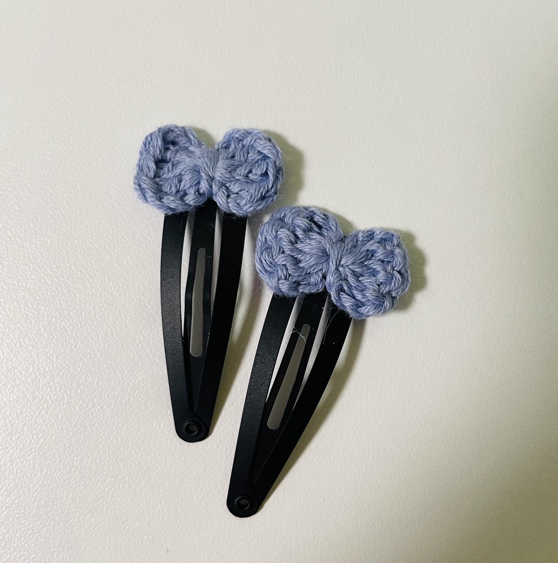 Set 2 agrafe de păr cu fundițe croșetate manual � culori pastel - îmbrăcăminte și modă - accesorii păr - bandă de păr și agrafe păr - Artynos.ro