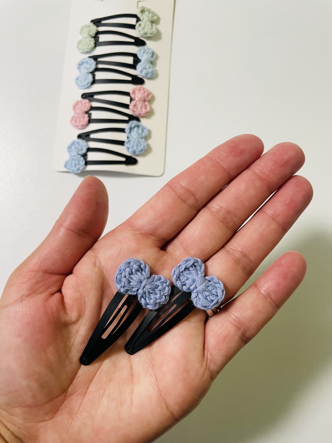 Set 2 agrafe de păr cu fundițe croșetate manual � culori pastel - îmbrăcăminte și modă - accesorii păr - bandă de păr și agrafe păr - Artynos.ro