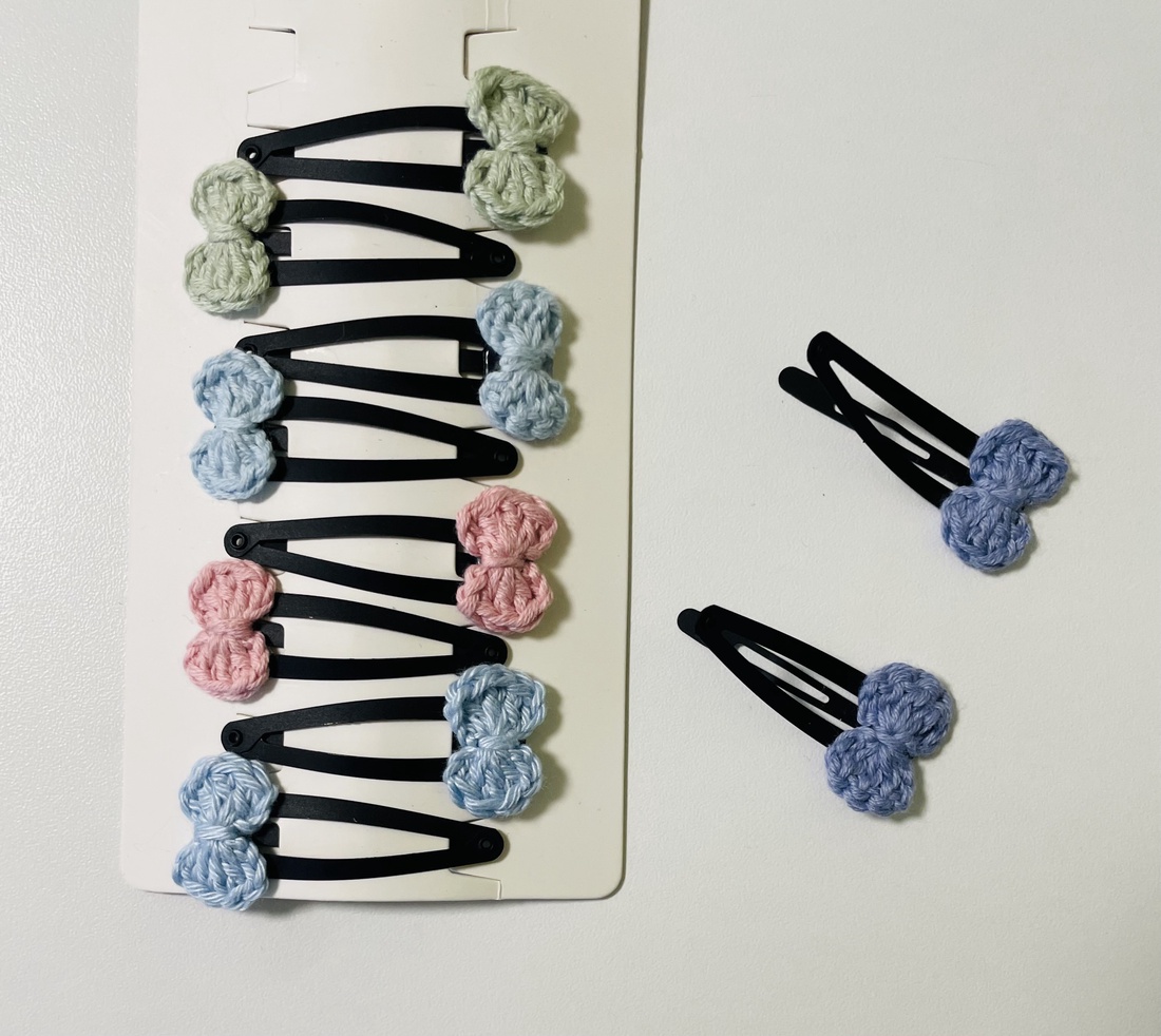 Set 2 agrafe de păr cu fundițe croșetate manual � culori pastel - îmbrăcăminte și modă - accesorii păr - bandă de păr și agrafe păr - Artynos.ro