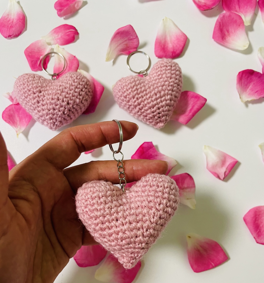Brelocuri croșetate în formă de inimă - genți și portofele - accesorii genți - breloc - Artynos.ro
