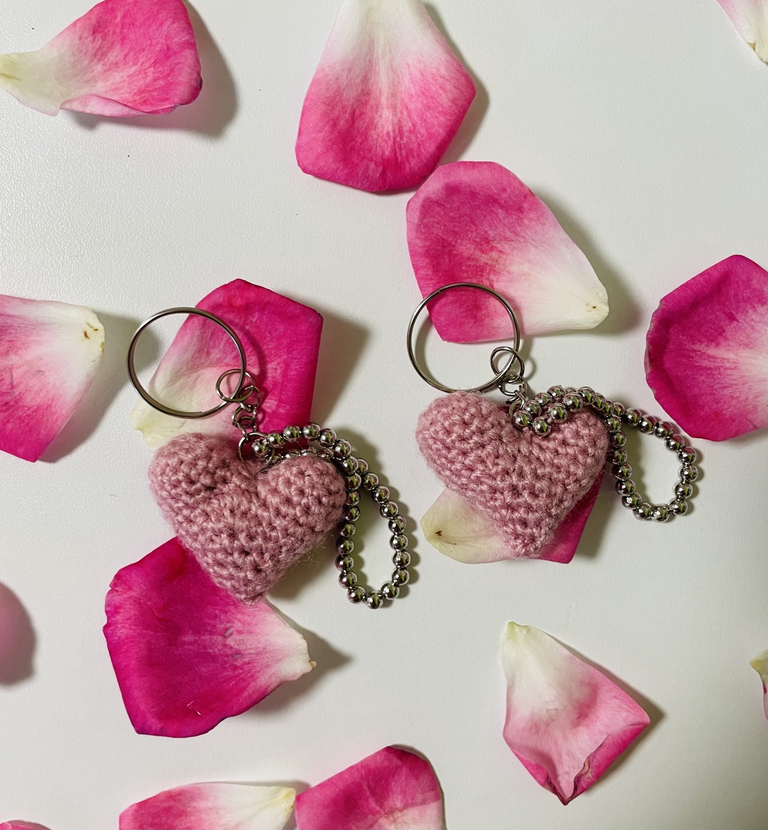 Breloc croșetat în formă de inimă cu accesoriu elegant din perle - genți și portofele - accesorii genți - breloc - Artynos.ro