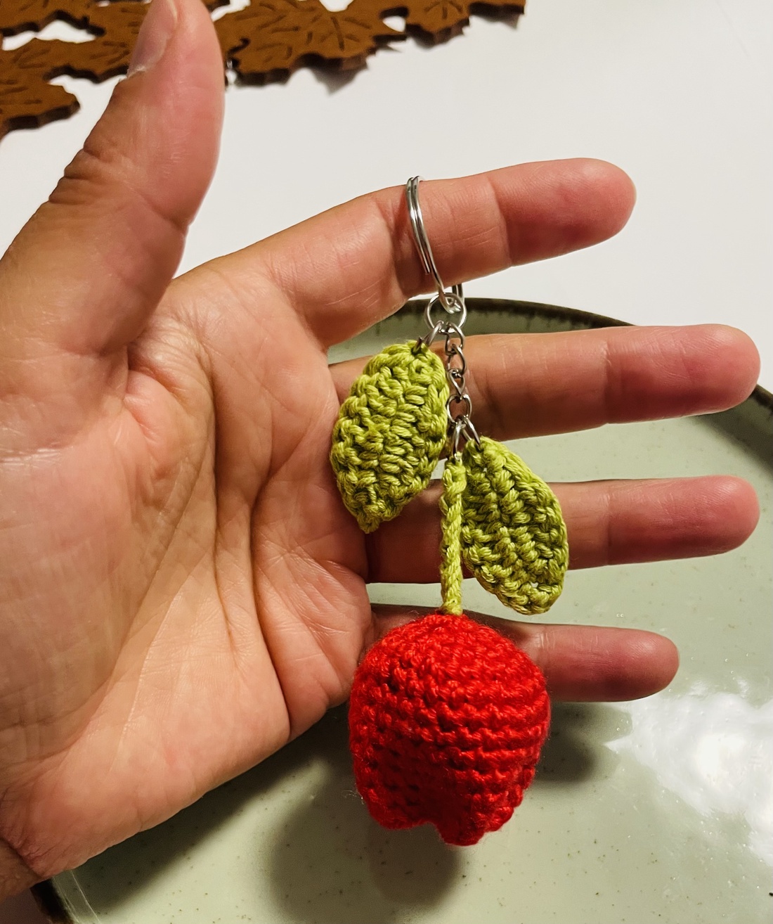 Breloc lalea croșetată � un mic dar cu suflet - genți și portofele - accesorii genți - breloc - Artynos.ro