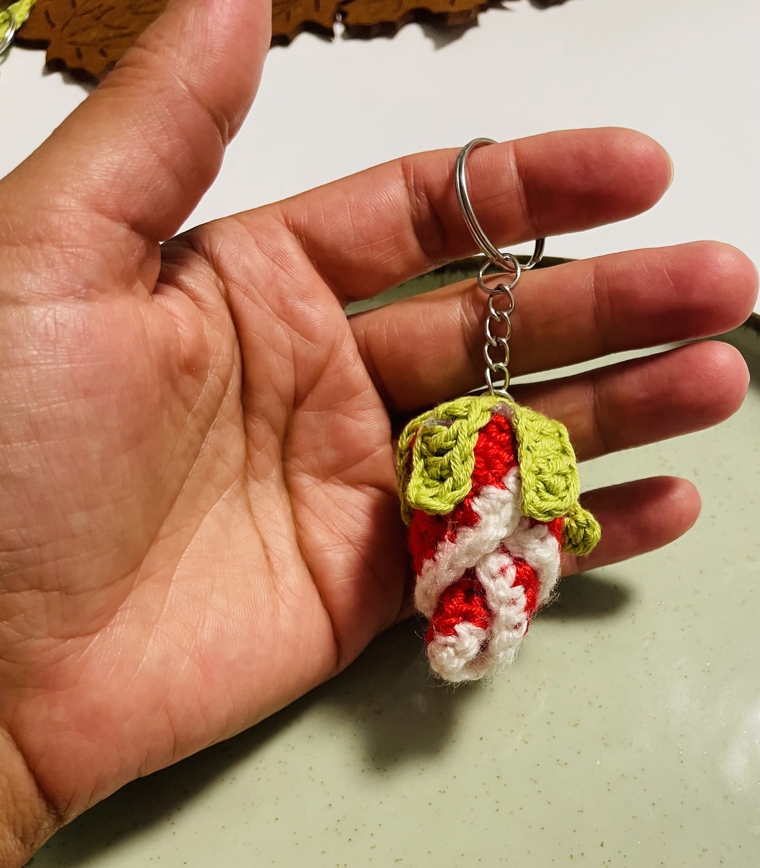 Breloc bulb de trandafir croșetat � un mic dar cu suflet - genți și portofele - accesorii genți - breloc - Artynos.ro