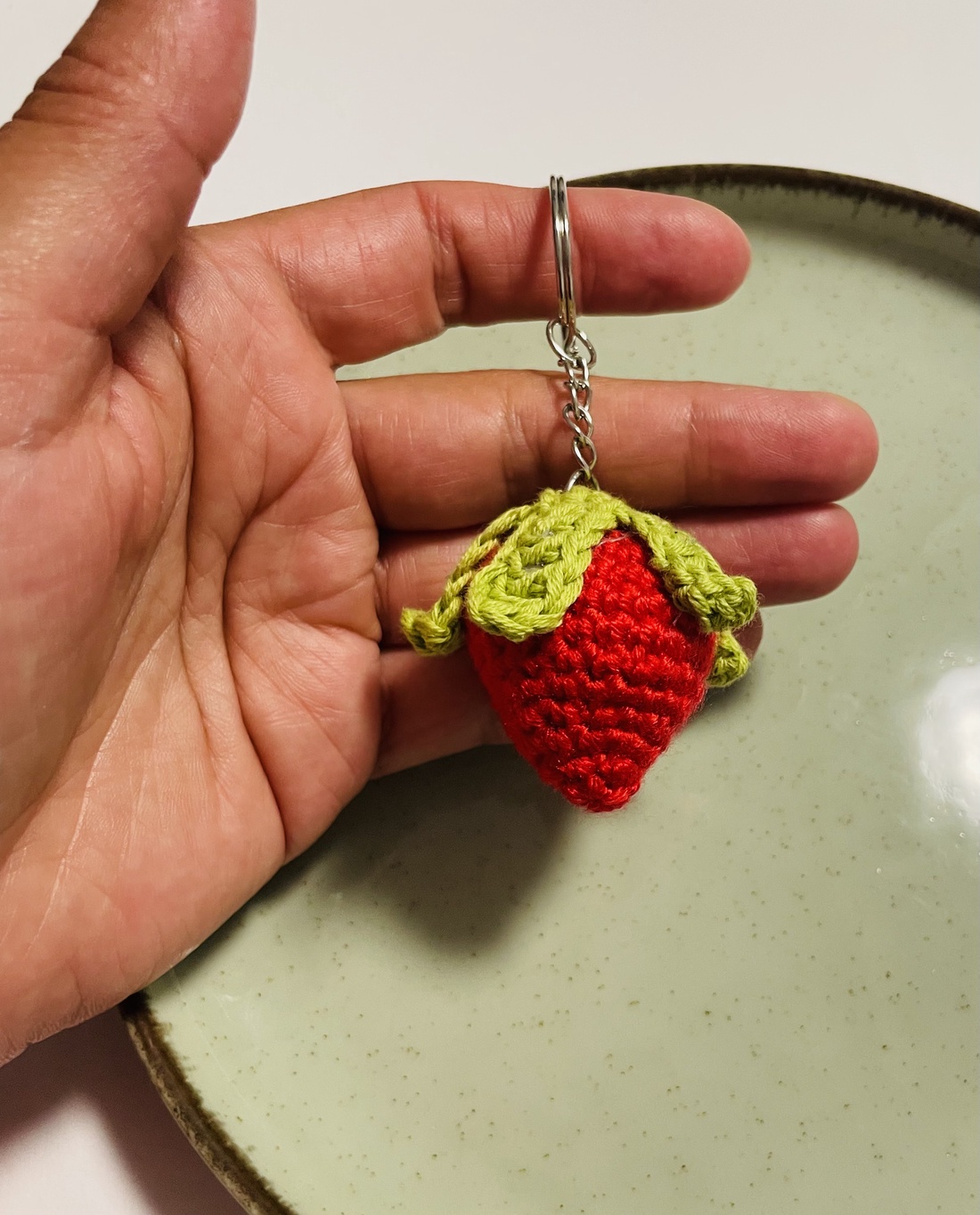 Breloc căpșună croșetată � un mic dar cu suflet - genți și portofele - accesorii genți - breloc - Artynos.ro