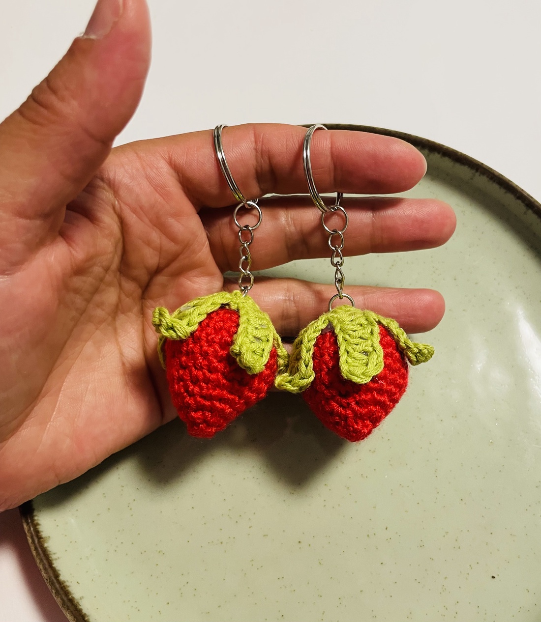 Breloc căpșună croșetată � un mic dar cu suflet - genți și portofele - accesorii genți - breloc - Artynos.ro