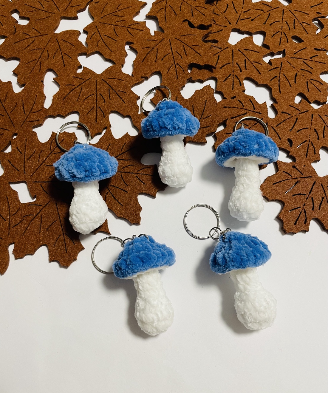 Breloc ciupercă croșetată � albastru și alb - genți și portofele - accesorii genți - breloc - Artynos.ro