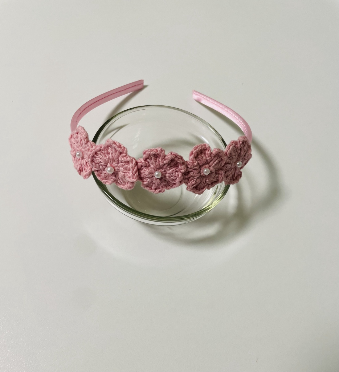 Bentiță cu flori croșetate si perle aplicate .   - îmbrăcăminte și modă - accesorii păr - cordeluțe - Artynos.ro